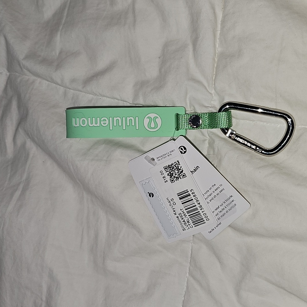 Lululemon Nwts SILICONE Keychain!! CTRL/WHT!! Beautiful!